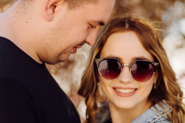 Foto grátis casal jovem romântico se divertir otdoor.