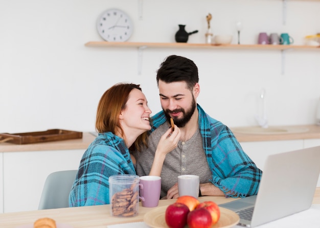 Casal jovem romântico, vestindo um cobertor quente