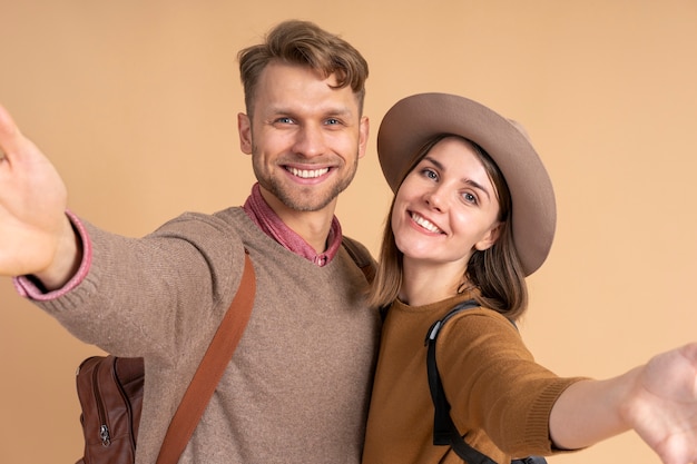 Casal jovem tirando uma selfie antes de viajar