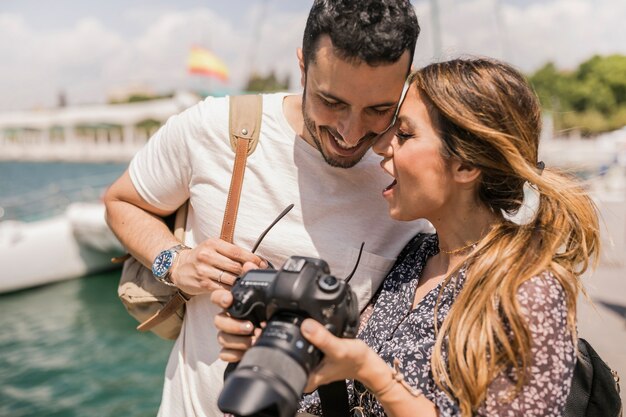 Casal jovem turista engraçado com câmera slur