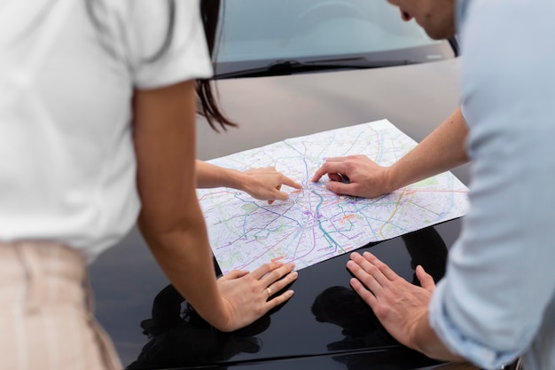 Foto grátis casal jovem verificando o mapa local juntos