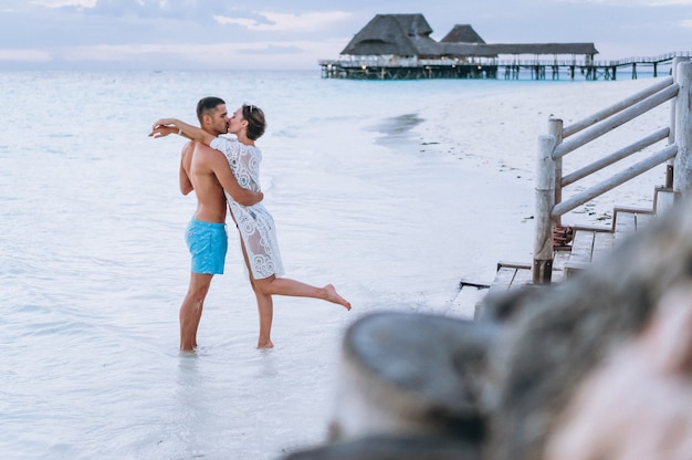 Casal juntos em um período de férias pelo oceano