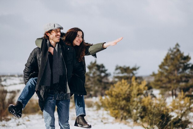 Casal juntos em winter park se divertindo