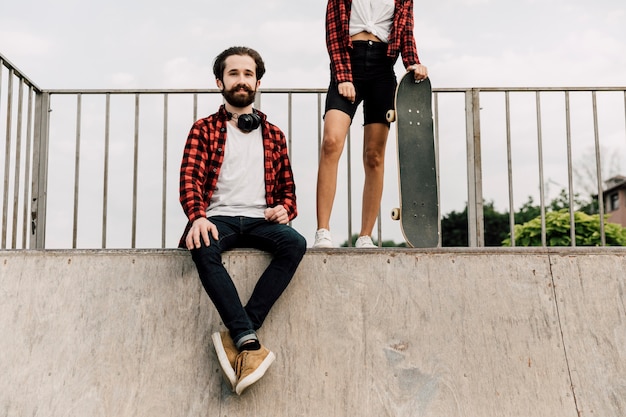 Casal juntos no skate park