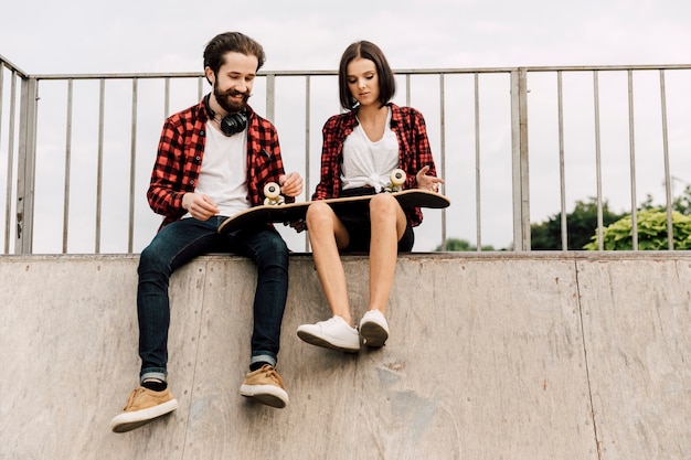 Casal juntos no skate park