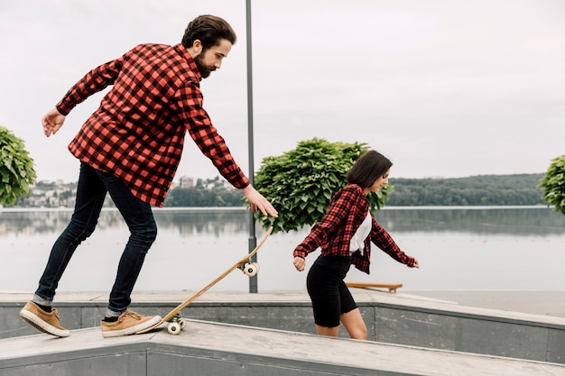 Casal juntos no skate park