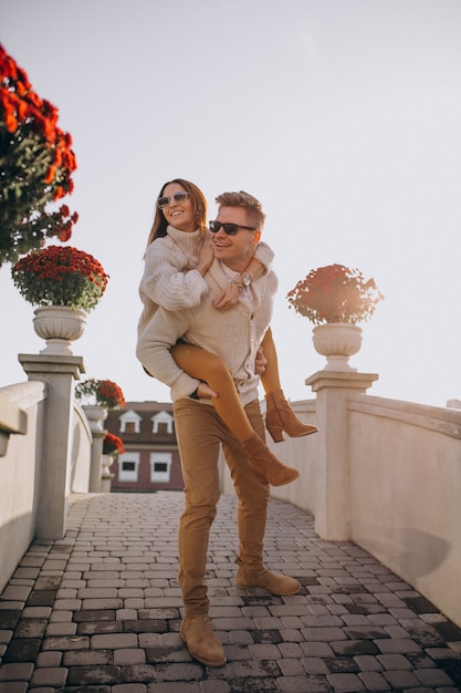 Foto grátis casal juntos se divertindo no castelo