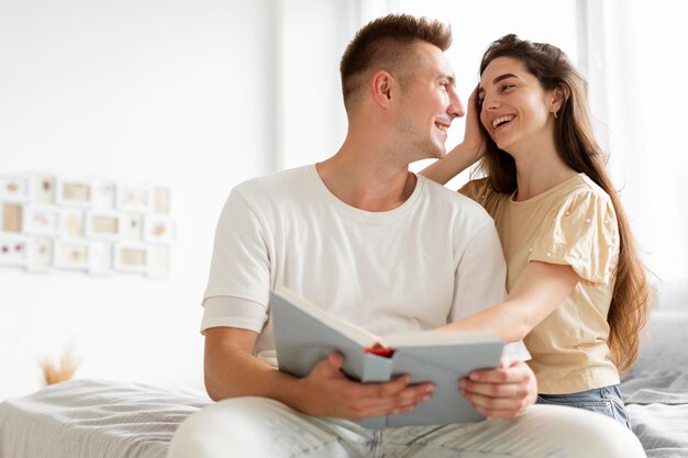 Casal lendo um livro juntos