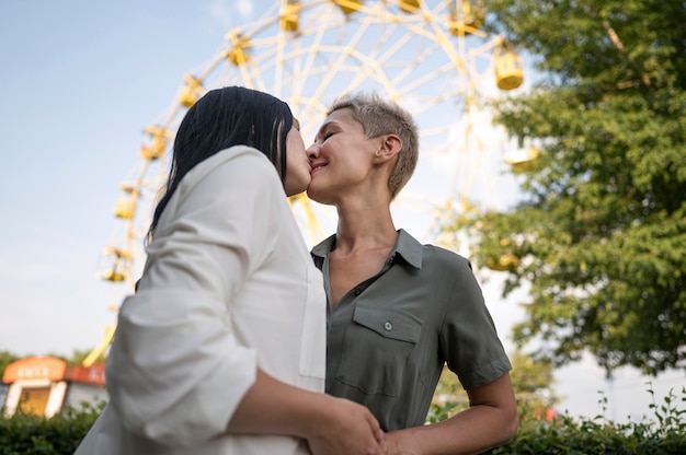 Foto grátis casal lésbico de baixo ângulo