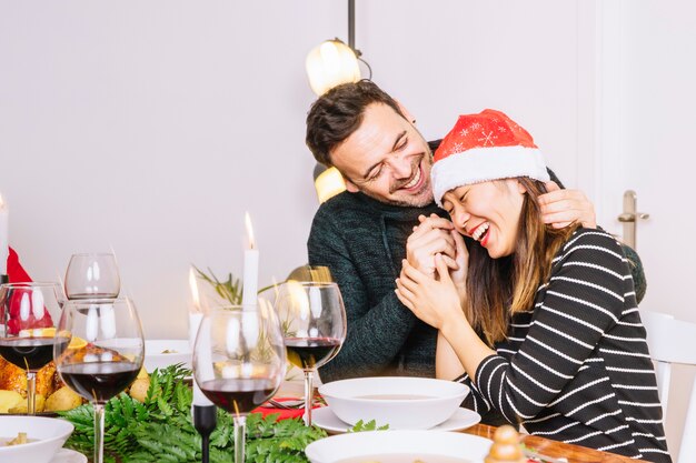 Foto grátis casal lindo no jantar de natal