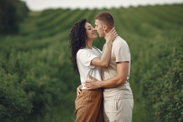 Casal lindo passa um tempo em um campo de verão