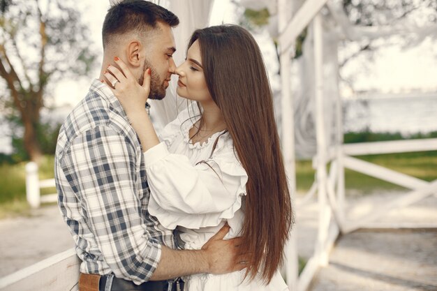 Casal lindo passa um tempo em um parque de verão