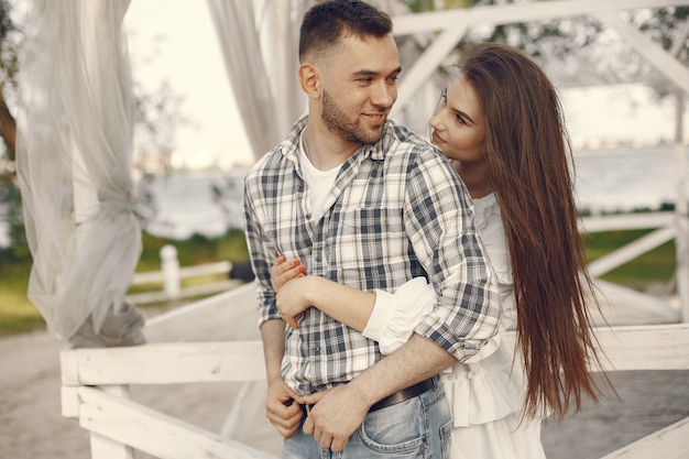 Foto grátis casal lindo passa um tempo em um parque de verão