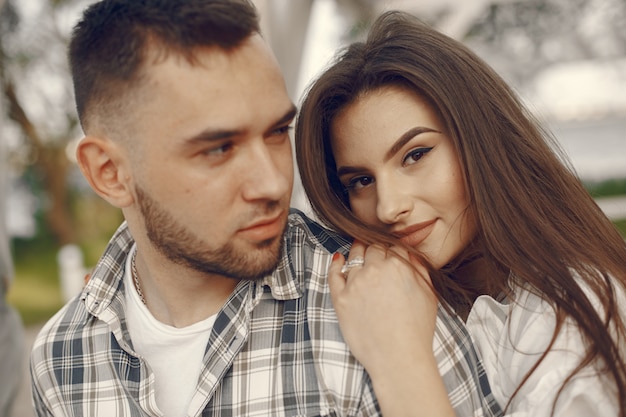 Casal lindo passa um tempo em um parque de verão