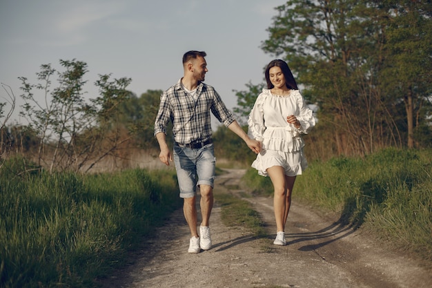 Casal lindo passa um tempo em um parque de verão