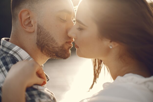 Casal lindo passa um tempo em um parque de verão