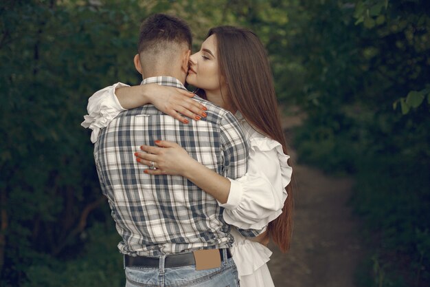 Casal lindo passa um tempo em um parque de verão