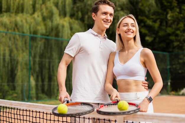 Casal lindo tênis sorrindo