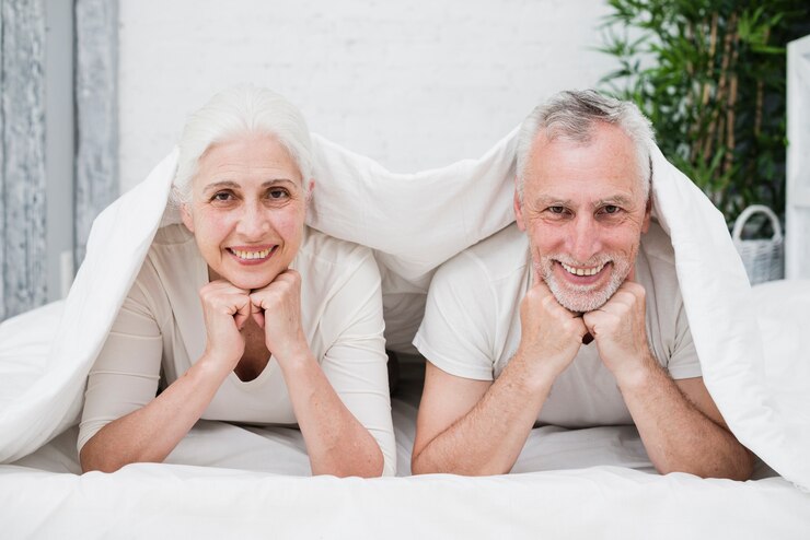 Foto grátis casal mais velho posando para uma foto