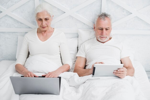 Casal mais velho usando um laptop