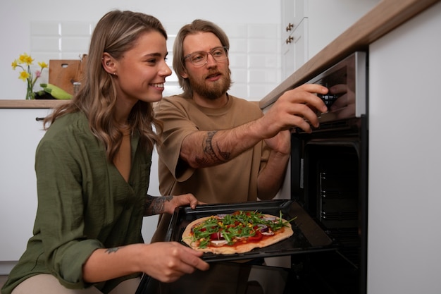 Foto grátis casal mediano com pizza deliciosa