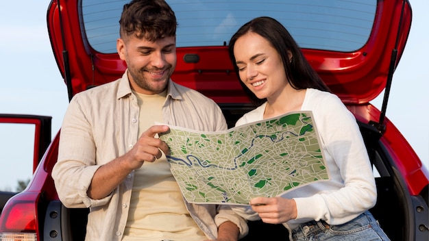 Foto grátis casal mediano olhando para o mapa