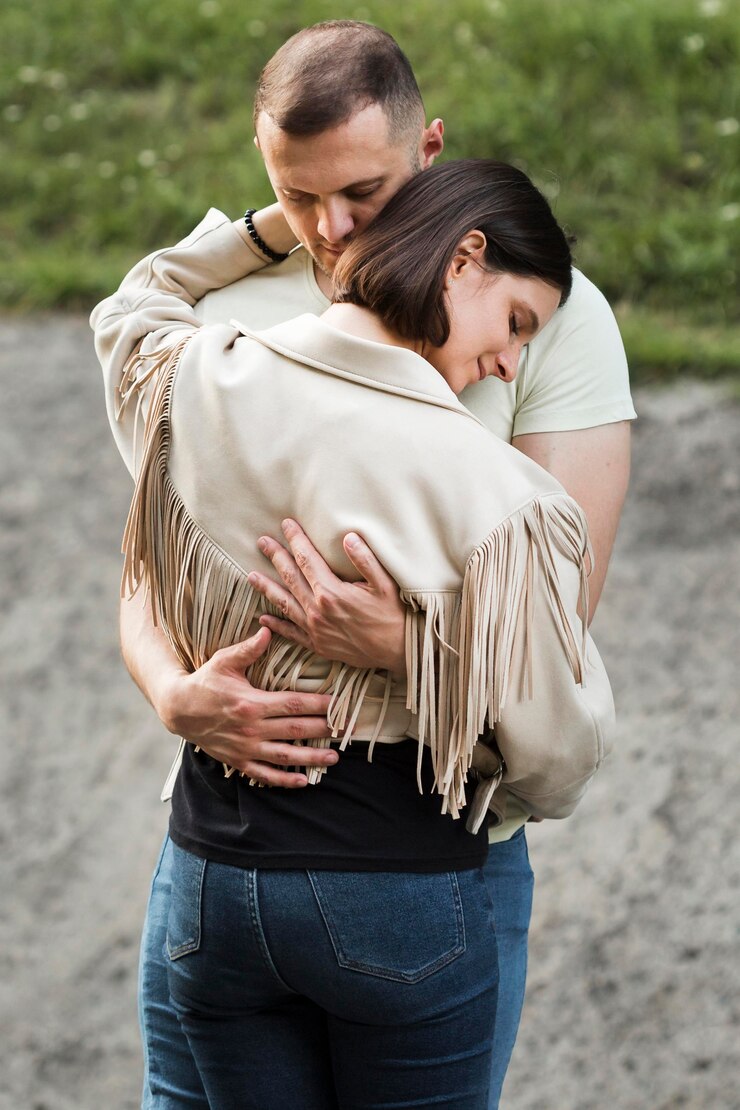 Foto grátis casal mediano se abraçando ao ar livre