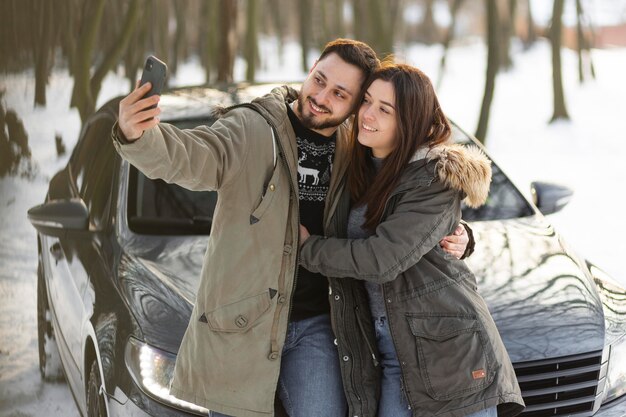 Casal mediano tirando selfies