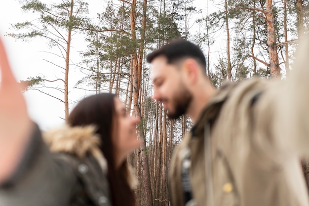 Foto grátis casal meio desfocado tirando selfie