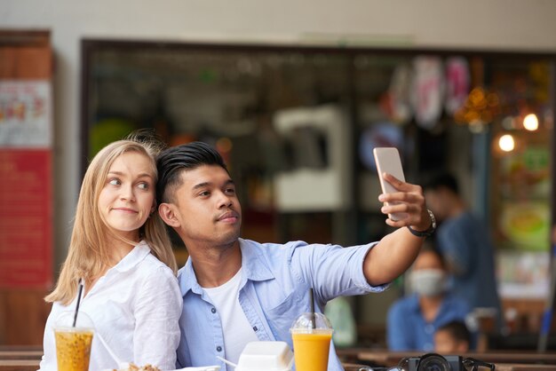 Casal misto tomando selfie