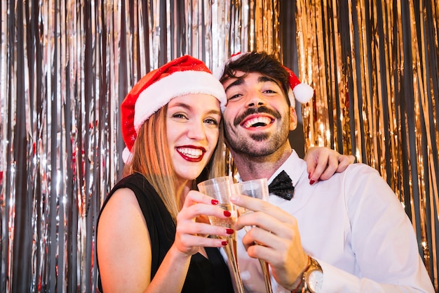 Foto grátis casal moderno na celebração do ano novo