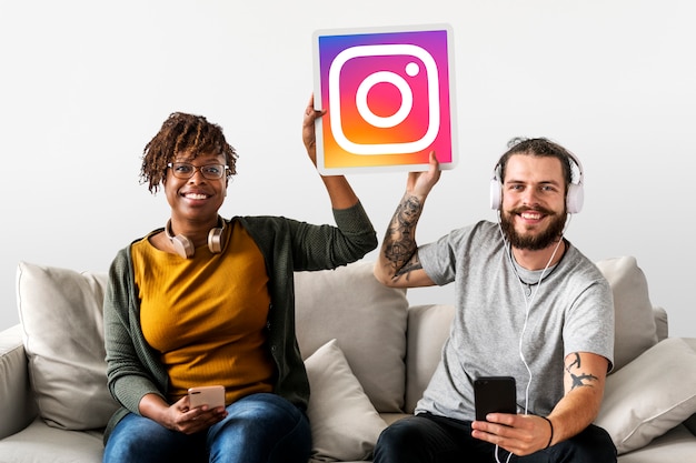 Foto grátis casal mostrando um ícone do instagram