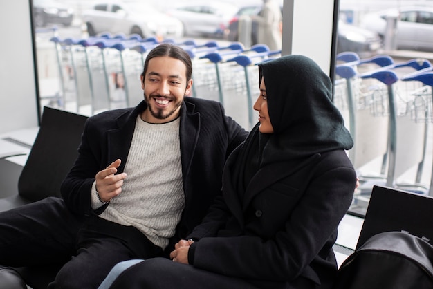 Foto grátis casal muçulmano viajando juntos