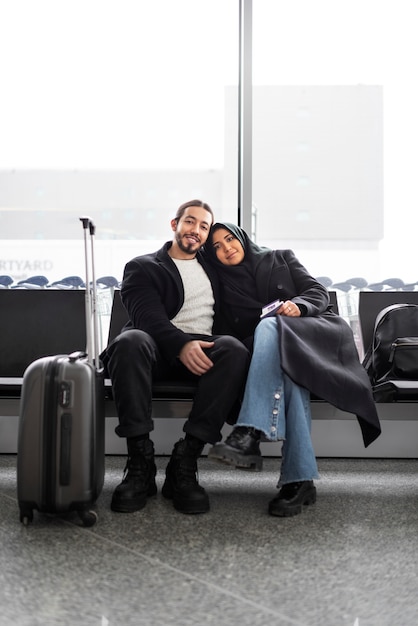 Casal muçulmano viajando juntos