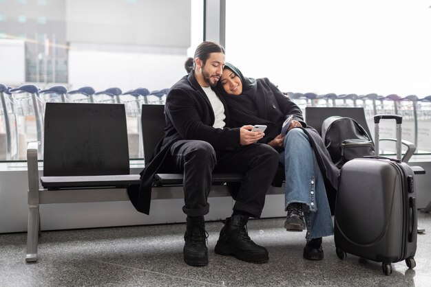 Casal muçulmano viajando juntos