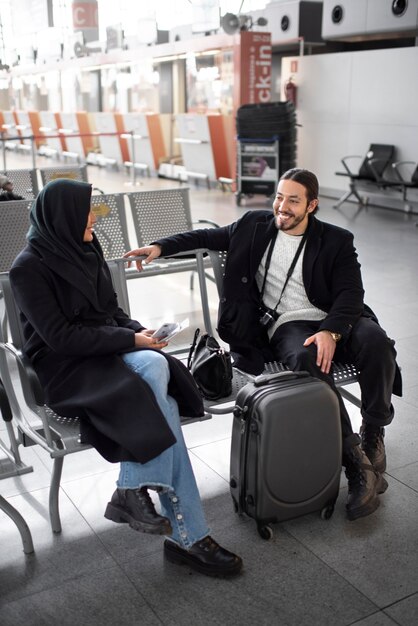 Casal muçulmano viajando juntos