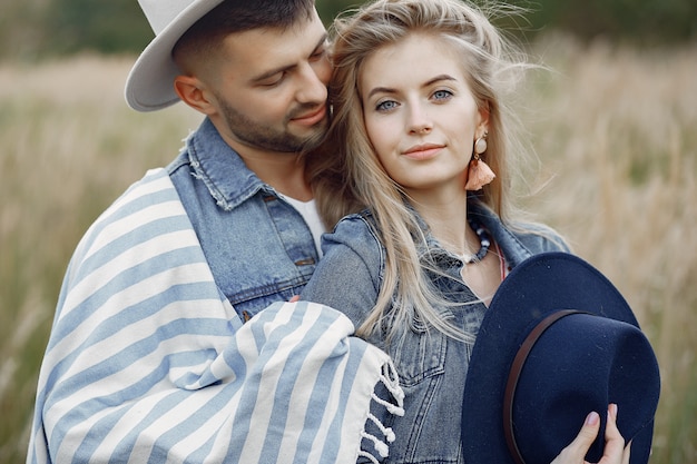 Casal muito bonito em um campo de trigo