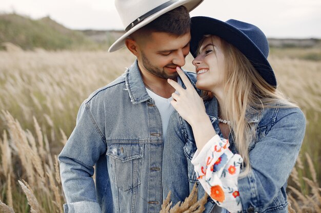 Casal muito bonito em um campo de trigo