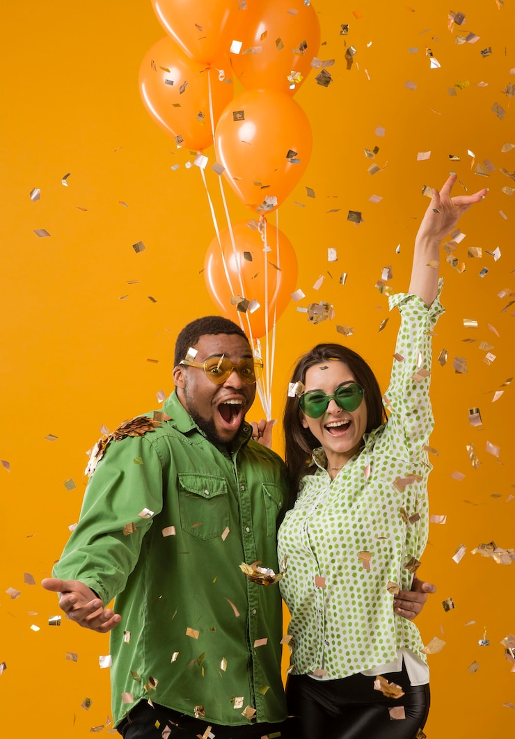Foto grátis casal na festa se divertindo e segurando balões