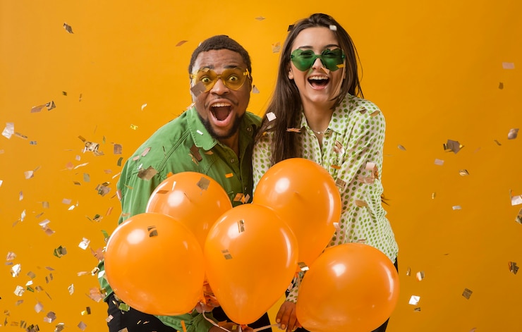 Foto grátis casal na festa se divertindo e segurando balões