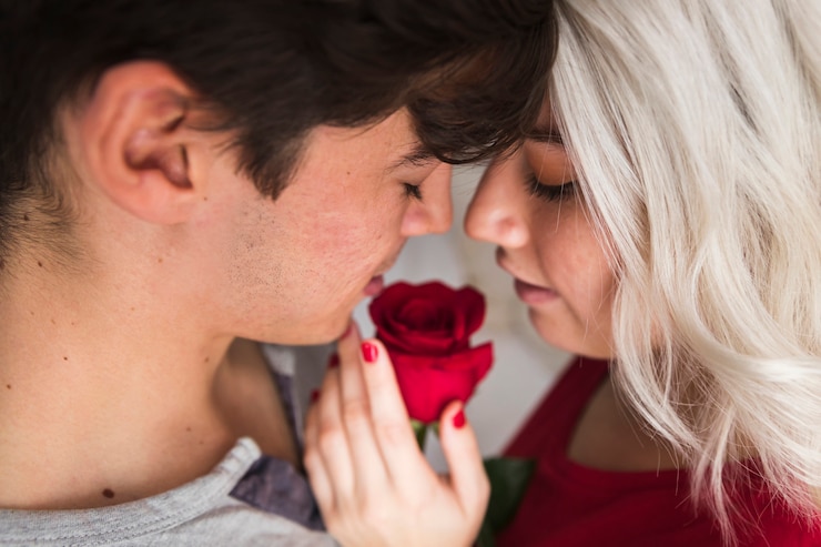 Foto grátis casal na manhã do dia dos namorados