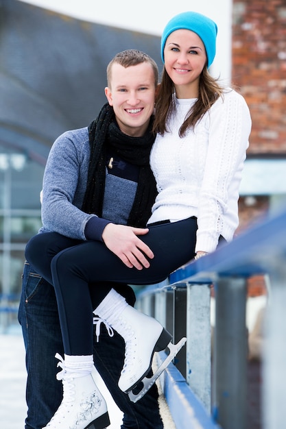 Casal na pista de gelo