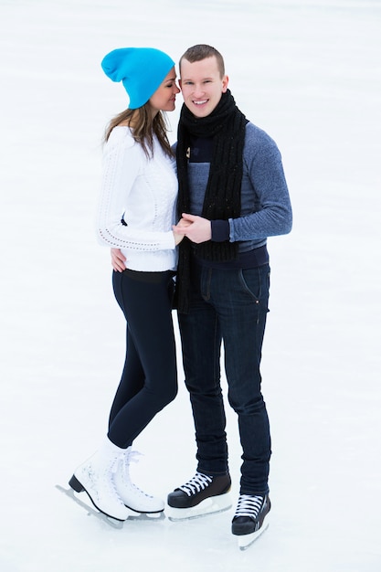 Casal na pista de gelo