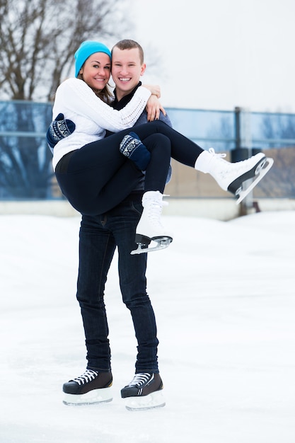 Casal na pista de gelo