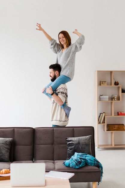 Casal na sala de estar brincando