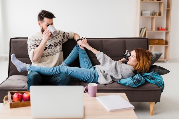 Casal na sala de estar design minimalista