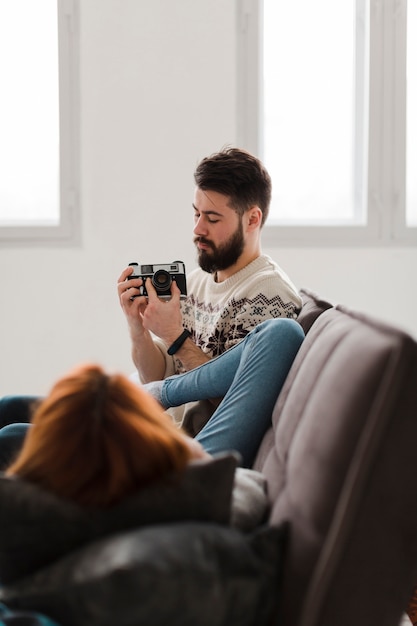 Foto grátis casal na sala de estar tirando fotos