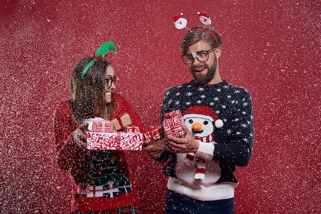 Casal nerd de natal com presentes