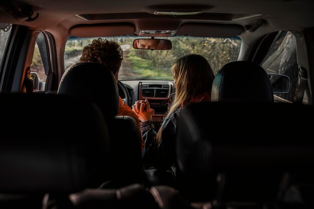 Casal no carro em uma viagem