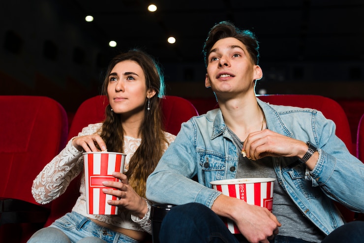 Foto grátis casal no cinema